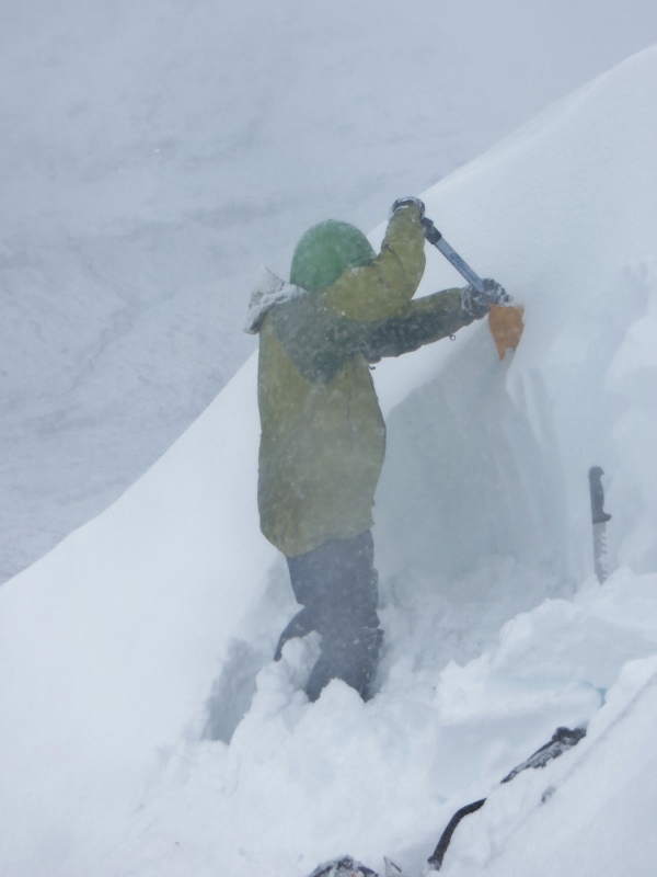 Snowpack observations revealed weaknesses in the newly formed windslab.