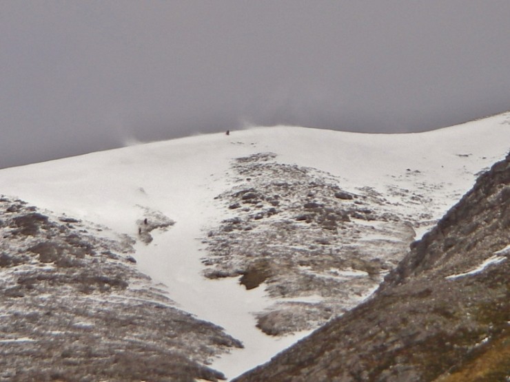 Spindrift on the summit ridge of Mullach an Rathain. Spot the 3 walkers.