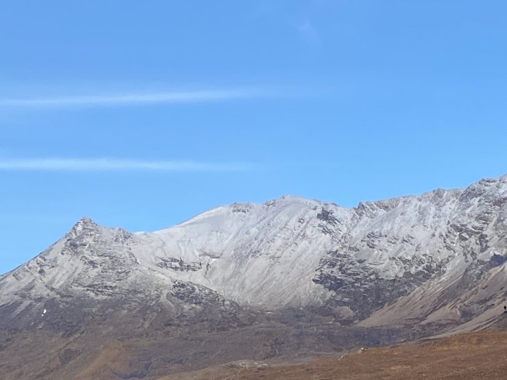 Looking up into Coire an Laoigh on Beinn Eighe. Very cosmetic snow, just a dusting really.