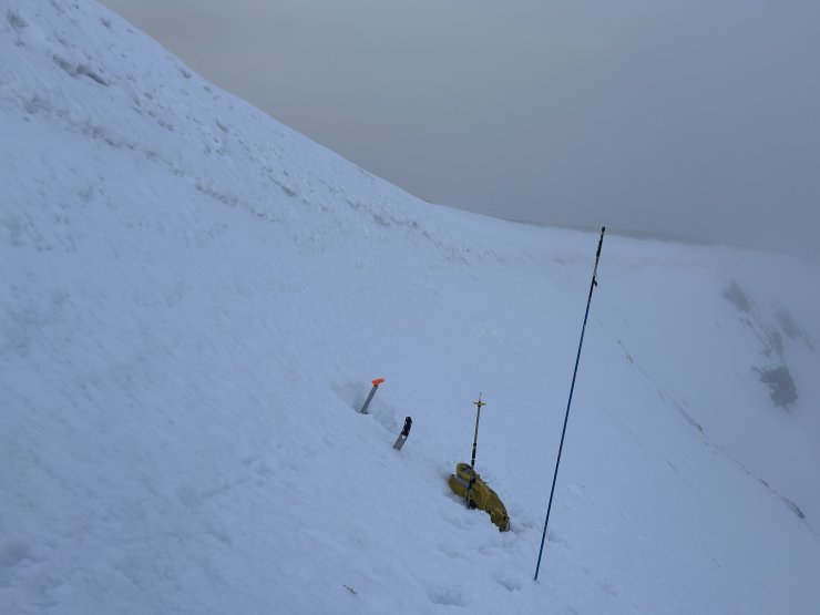 Todays snow profile site, just below Fionn Bheinn summit.