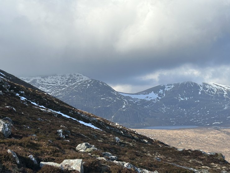 Meall a Chrasgaidh on the right and Carn na Criche on the left, above Loch a Mhadaidh